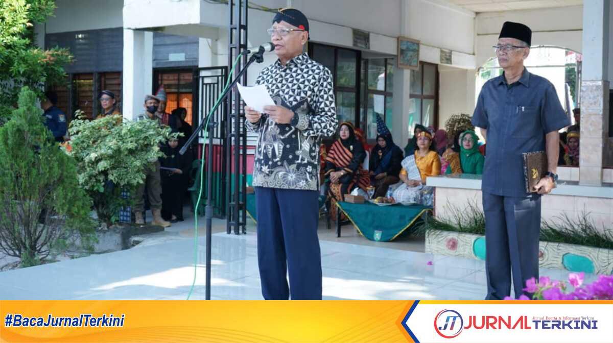 Bupati Asahan H Surya BSc memimpin upacara Hardiknas di Kantor Bupati Asahan, Selasa (2/5/2023). (JurnalTerkini.id/rizki)