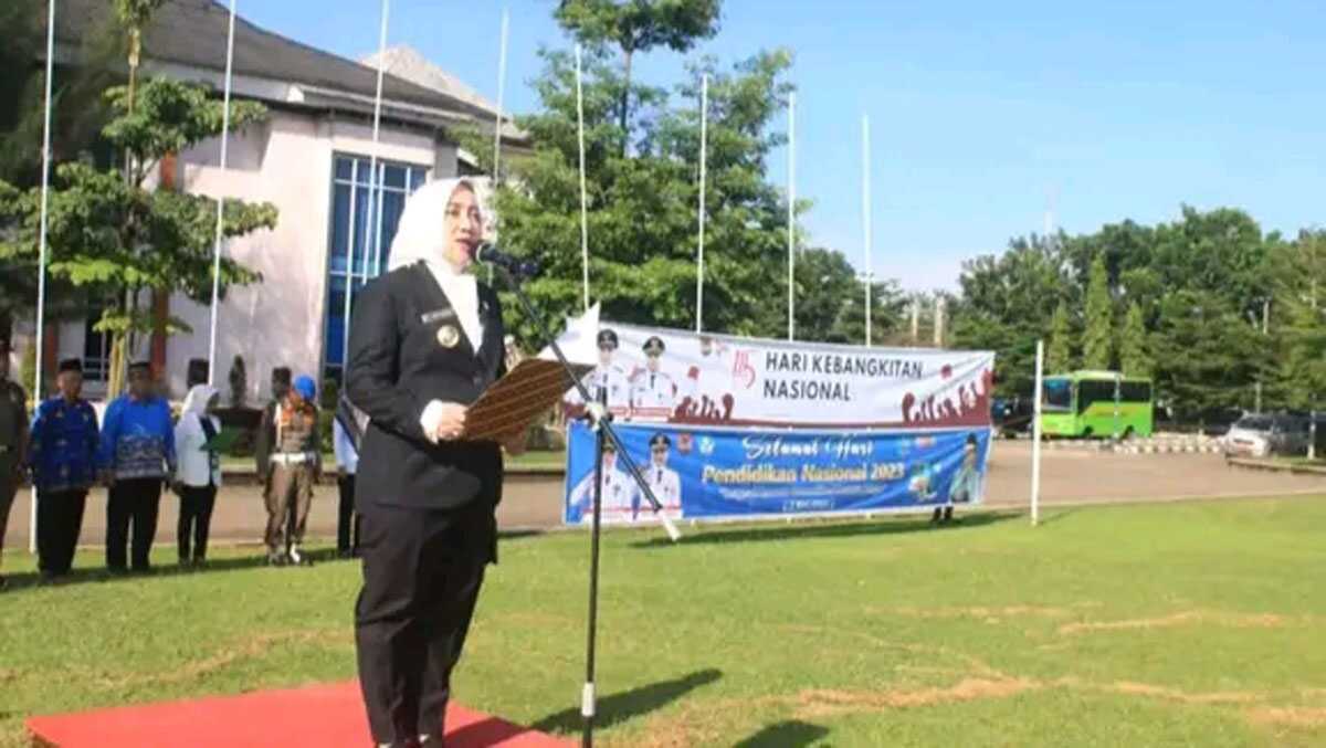 hari kebangkitan nasional di musi rawas-1 Bupati Musi Rawas Hj. Ratna Machmud bertindak sebagai inspektur upacara pada peringatan Hari Pendidikan Nasional (Hardiknas) yang disatukan dengan peringatan Hari Kebangkitan Nasional (Harkitnas) ke-115 2023 di lapangan Kantor Bupati Musi Rawas, Senin (22/5/2023). (JurnalTerkini.id/Alam Budi Kesuma)