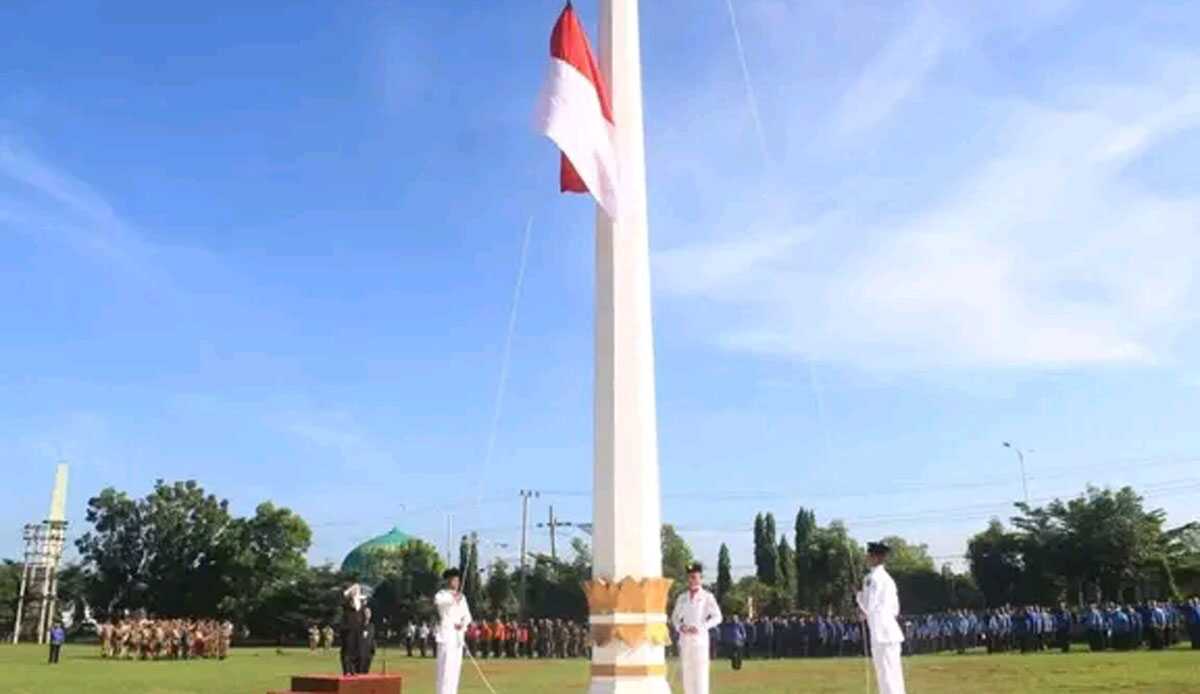Pengibaran bendera merah putih dalam upacara peringatan Hari Pendidikan Nasional (Hardiknas) yang disatukan dengan peringatan Hari Kebangkitan Nasional (Harkitnas) ke-115 2023 di lapangan Kantor Bupati Musi Rawas, Senin (22/5/2023). (JurnalTerkini.id/Alam Budi Kesuma)
