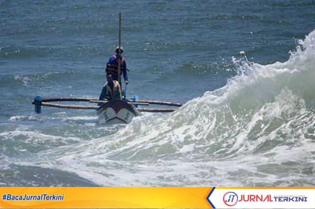 images - 2023-05-30T201355.549 Aparat Malaysia ketika hendak mengevakuasi nelayan Karimun yang terdampar di perairan Batu Putih, Malaysia, Jumat (19/5/2023) (Foto : Istimewa)