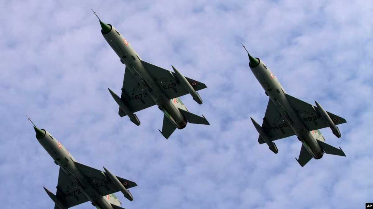 Pesawat jet tempur MIG 21 Angkatan Udara India (IAF) terlihat mengudara saat parade di pangkalan udara di Tezpur, India, Jumat, 21 November 2014. (Foto: AP)