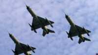 jet india jatuh Pesawat jet tempur MIG 21 Angkatan Udara India (IAF) terlihat mengudara saat parade di pangkalan udara di Tezpur, India, Jumat, 21 November 2014. (Foto: AP)