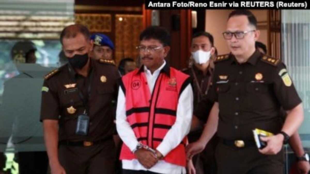 johnny g plate Menteri Komunikasi dan Informatika Johnny G. Plat (rompi merah muda) di Kejaksaan Agung atas tuduhan korupsi di Jakarta, 17 Mei 2023. (Antara Foto/Reno Esnir via REUTERS)