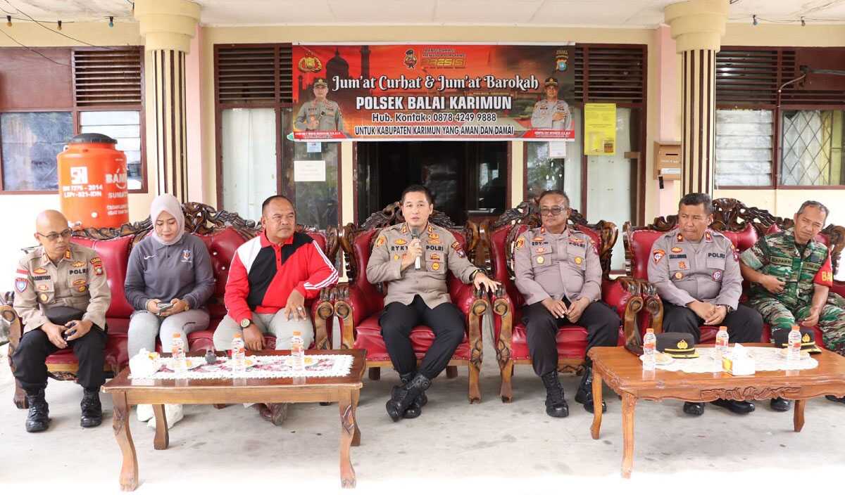 Kapolres Karimun AKBP Ryky W Muharam (tengah) beserta jajaran, Camat Karimun Agung Jati Kusuma (3 kiri) dalam kegiatan Jumat Curhat yang digelar Polres Karimun di Kantor Camat Karimun, Jumat (19/5/2023). (Dok. Humas Polres Karimun)