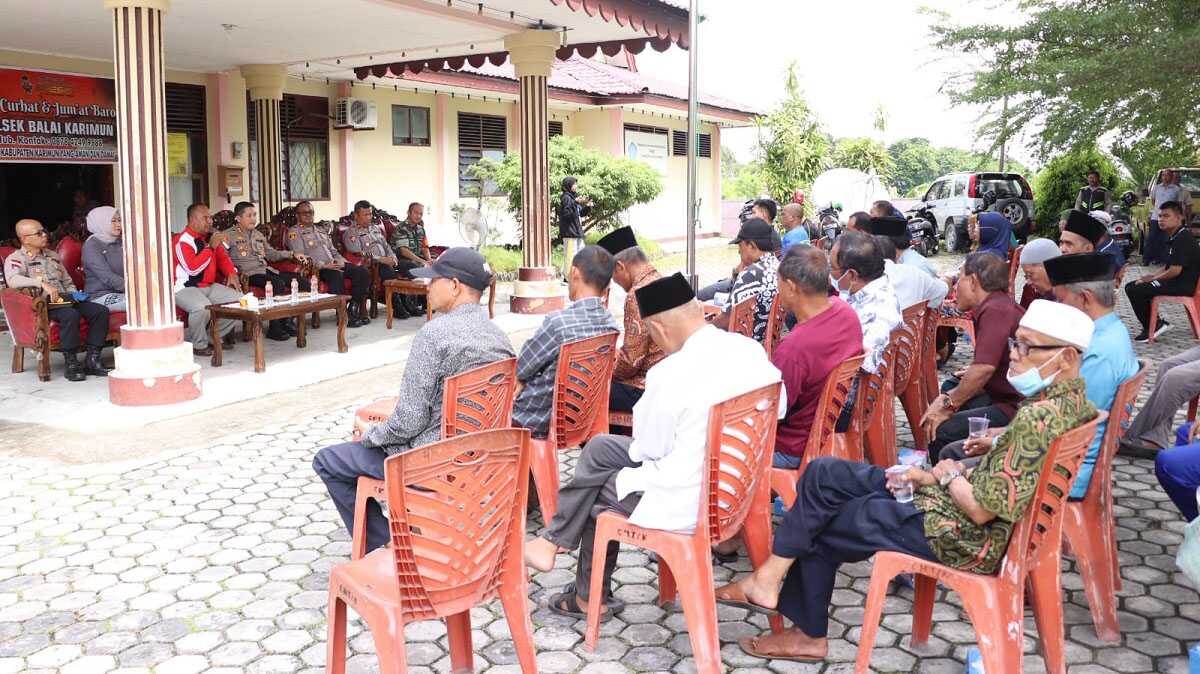 jumat curhat polres karimun Warga Kecamatan Karimun menghadiri kegiatan Jumat Curhat yang digelar Polres Karimun di Kantor Camat Karimun, Jumat (19/5/2023). (Dok. Humas Polres Karimun)