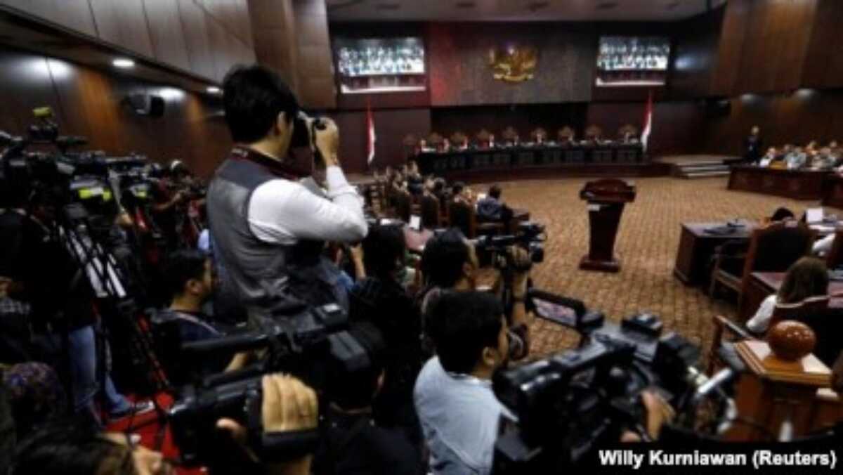 jurnalis meliput di mk Para jurnalis saat meliput di Mahkamah Konstitusi Jakarta, 27 Juni 2019. RI menduduki peringkat ke-108 dari 180 negara pda Indeks kebebasan pers dunia 2023 yang dibuat Reporters Without Borders. (Foto: REUTERS/Willy Kurniawan)