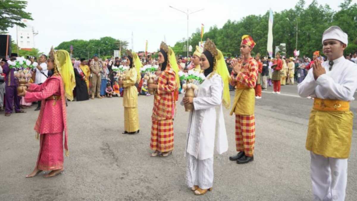 Tari persembahan memeriahkan pawai taaruf STQH X Provinsi Kepri di Tanjung Balai Karimun, Selasa (9/5/2023). (foto/ist)