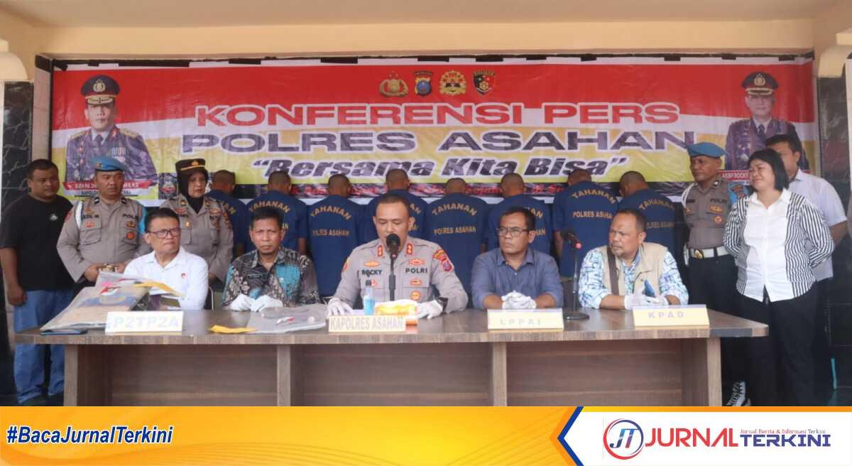 Kapolres Asahan beserta jajaran memberikan keterangan pers terkait penangkapan 10 tersangka kasus asusila terhadap anak di bawah umur di Mapolres Asahan, Kamis (4/5/2023). (JurnalTerkini.id/rizki)