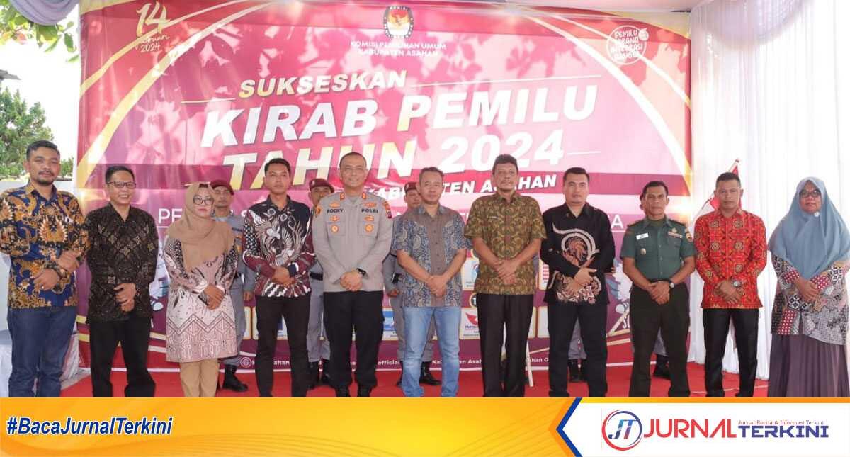 Jajaran KPU Asahan bersama sejumlah pejabat berfoto bersama dalam kirab Pemilu 2024, Kamis (11/5/2023). (JurnalTerkini.id/rizki)
