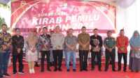 kirab pemilu 2024 di asahan Jajaran KPU Asahan bersama sejumlah pejabat berfoto bersama dalam kirab Pemilu 2024, Kamis (11/5/2023). (JurnalTerkini.id/rizki)