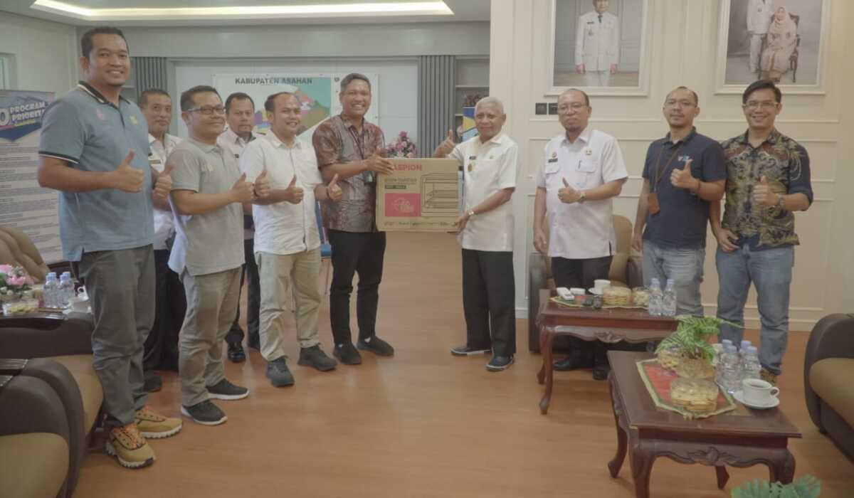 Bupati Asahan H. Surya, BSc menerima cenderamata dari Manajer PT PLN (Persero) UP3 Pematang Siantar Hasudungan Siahaan dalam pertemuan di Rumah Dinas Bupati Asahan, Rabu (24/05/2023). (JurnalTerkini.id/rizki)