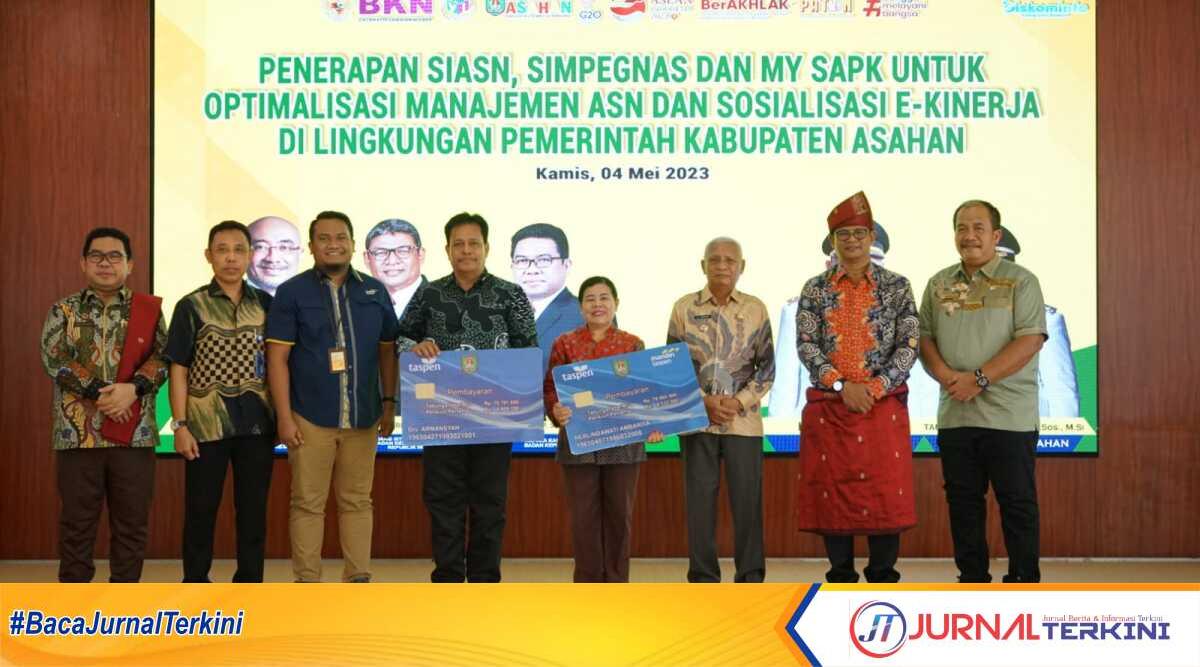 kunker bkn ke Asahan Bupati Asahan H. Surya bersama Deputi Bidang Sistem Informasi Kepegawaian (SINKA) Badan Kepegawaian Negara Suharmen dan sejumlah pejabat berfoto bersama di Pendopo Rumah Dinas Bupati Asahan, Kamis (04/05/2023). (JurnalTerkini.id/rizki)