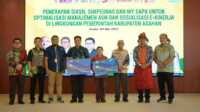 kunker bkn ke Asahan Bupati Asahan H. Surya bersama Deputi Bidang Sistem Informasi Kepegawaian (SINKA) Badan Kepegawaian Negara Suharmen dan sejumlah pejabat berfoto bersama di Pendopo Rumah Dinas Bupati Asahan, Kamis (04/05/2023). (JurnalTerkini.id/rizki)