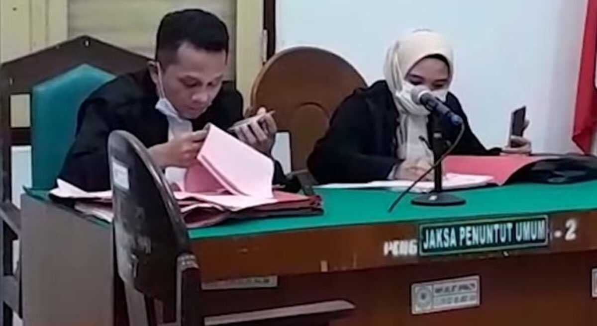 JPU dalam persidangan di Pengadilan Negeri Medan, Nalom Tatar P Hutajulu membacakan tuntutan terhadap terdakwa Mawardi, kurir 1,3 ton ganja dalam persidangan pada 16 Mei 2023. (siberindo)