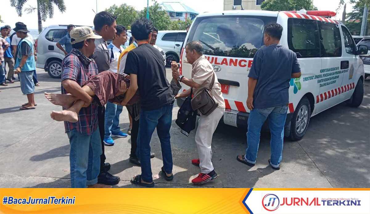 lansia ditabrak mobil di karimun Edi Djunaidi, lansia yang ditabrak mobil di "Taplau", Tanjung Balai Karimun, Sabtu (28/5/2023) dianikkan ke dalam ambulans. (JurnalTerkini.id/Yogi)