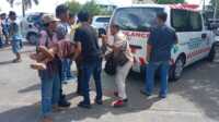 lansia ditabrak mobil di karimun Edi Djunaidi, lansia yang ditabrak mobil di "Taplau", Tanjung Balai Karimun, Sabtu (28/5/2023) dianikkan ke dalam ambulans. (JurnalTerkini.id/Yogi)