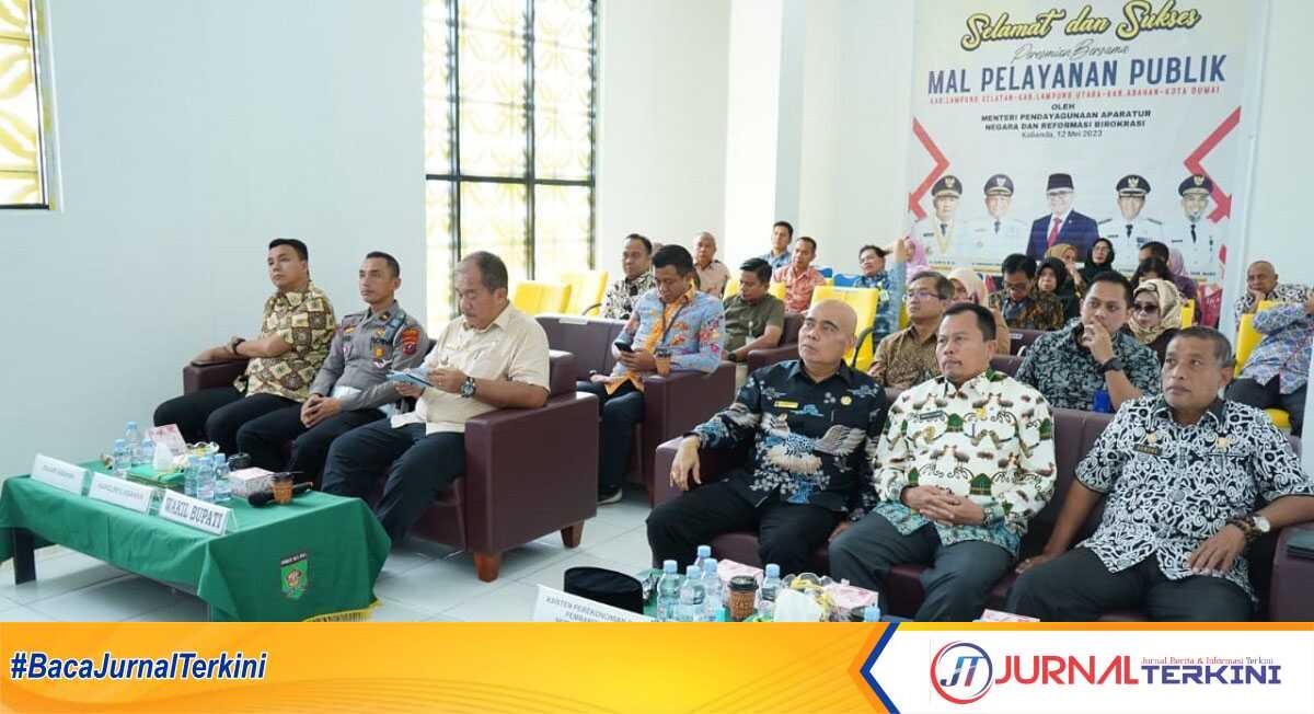 Wakil Bupati Asahan Taufik Zainal Abidin (3 kiri) mengikuti peresmian atau grand launching Mal Pelayanan Publik (MPP) secara virtual di gedung MPP Kabupaten Asahan, Jumat (12/05/2023). (JurnalTerkini.id/rizki)