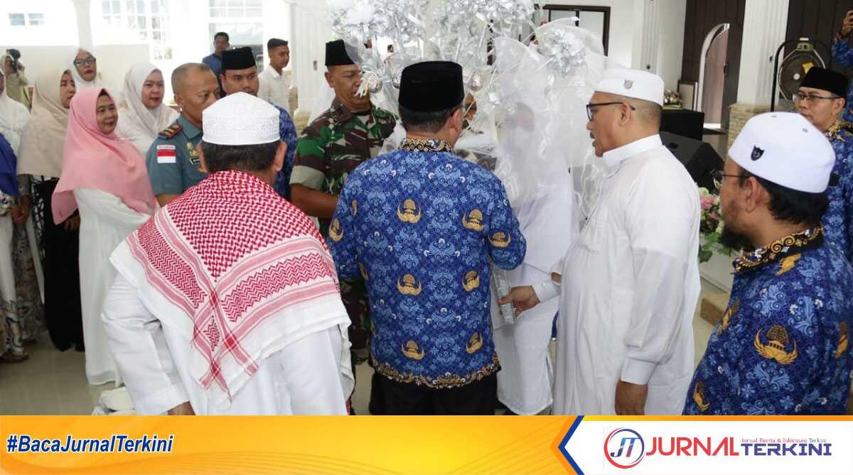 Jamaah Calon Haji berjabat tangan dengan para undangan dalam acara penutupan manasik haji akbar di pendopo rumah dinas Bupati Asahan, Rabu (17/5/2023). (JurnalTerkini.id/Rizki)