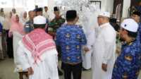 manasik haji asahan Jamaah Calon Haji berjabat tangan dengan para undangan dalam acara penutupan manasik haji akbar di pendopo rumah dinas Bupati Asahan, Rabu (17/5/2023). (JurnalTerkini.id/Rizki)