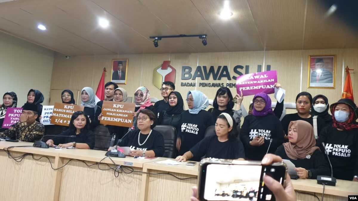 masyarakat peduli keterwakilan perempuan Sejumlah organisasi yang tergabung dalam Masyarakat Peduli Keterwakilan Perempuan (MPKP) mendesak KPU agar merevisi aturan tentang keterwakilan perempuan (VOA/Fathiyah).