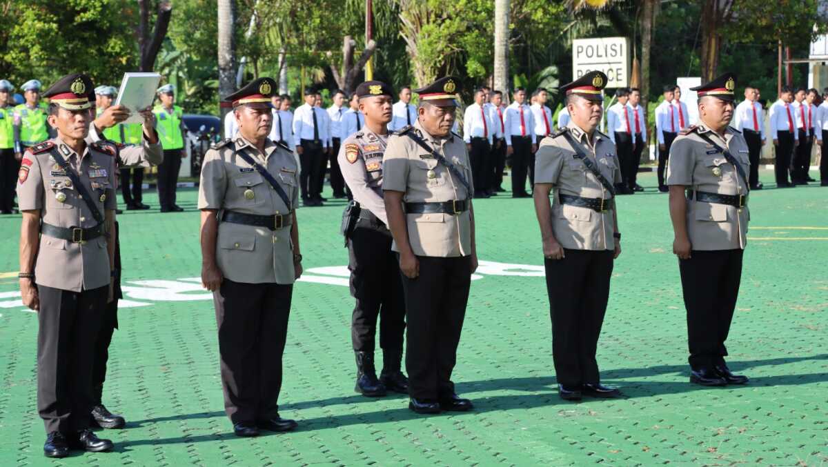 mutasi pejabat polres natuna Lima Pejabat kepolisian yang dilantik dan dimutasi di Mapolres Natuna, Senin (8/5/2023). (Dok Humas Polres Natuna)