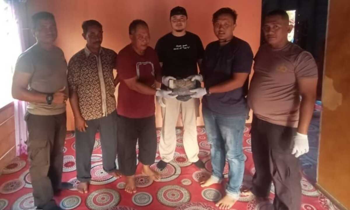 Warga menyerahkan paket mencurigakan yang ditemukan di Tuluk Jebong kepada polisi. (Dok Humas Polres Anambas)