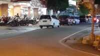 parkir liar depan satria Beberapa kendaraan roda empat parkir di badan jalan di depan THM Satria, Kamis (18/5/2023). (Dok Pribadi)