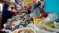 pasar tradisional di jakarta Seorang pedagang tampak melayani pembeli yang datang ke warungnya di salah satu pasar tradisional di Jakarta, pada 2 Januari 2023. (Foto: Reuters/Ajeng Dinar Ulfiana)