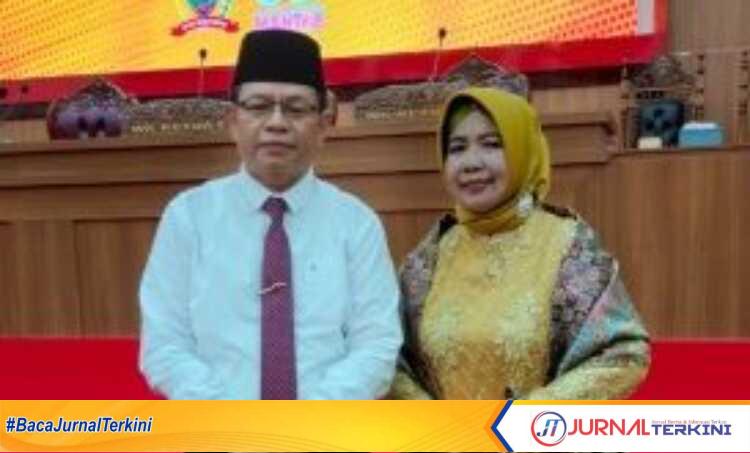 Anggota DPRD Musi Rawas PAW Samsul Bahri, SH berfoto bersama istri usai rapat paripurna di Gedung DPRD Musi Rawas, Jumat (28/4/2023). (foto istimewa)