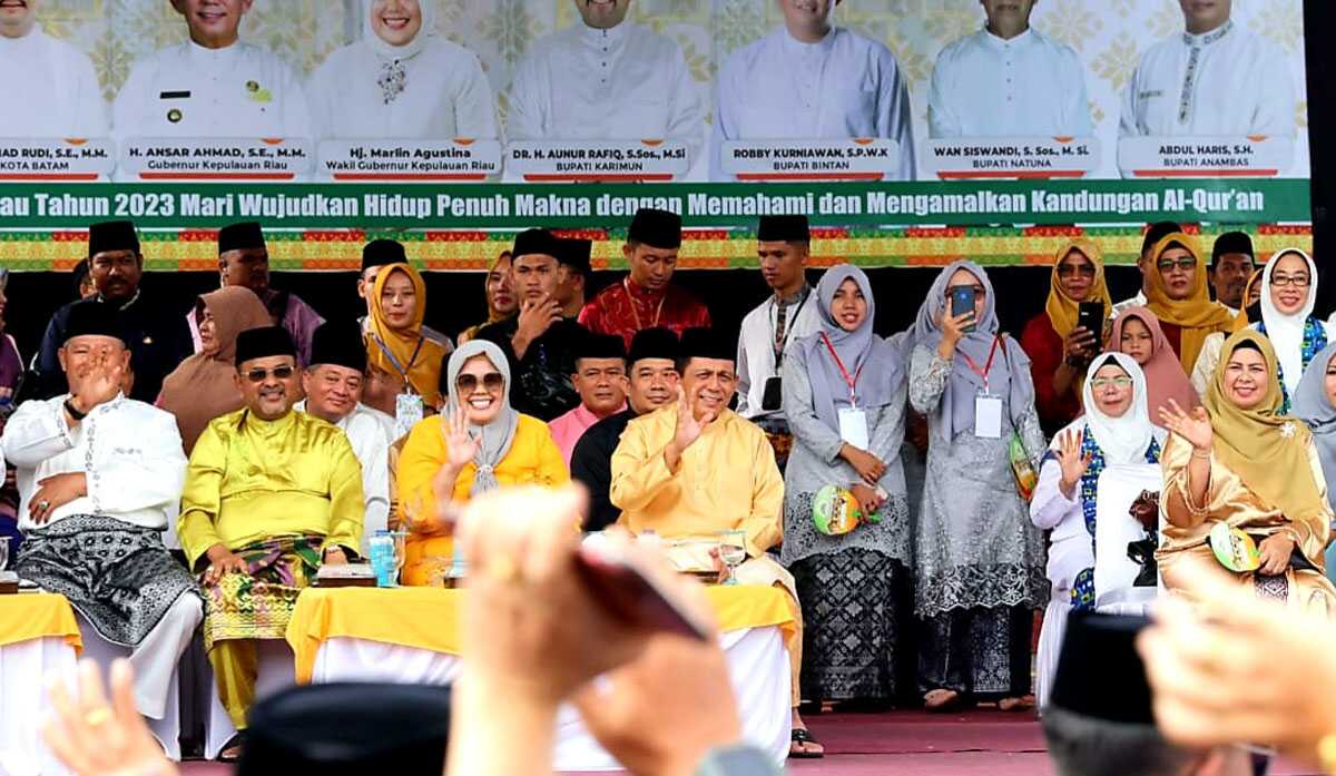 pawai taaruf stqh kepri Gubernur Kepri Ansar Ahmad, Wakil Gubernur Marlin Agustina, Bupati Karimun Aunur Rafiq (2 kanan) menyaksikan pawai taaruf STQH x Provinsi Kepri usai dilepas di Coastal Area Tanjung Balai Karimun, Selasa (9/5/2023). (Dok. diskominfo kepri)