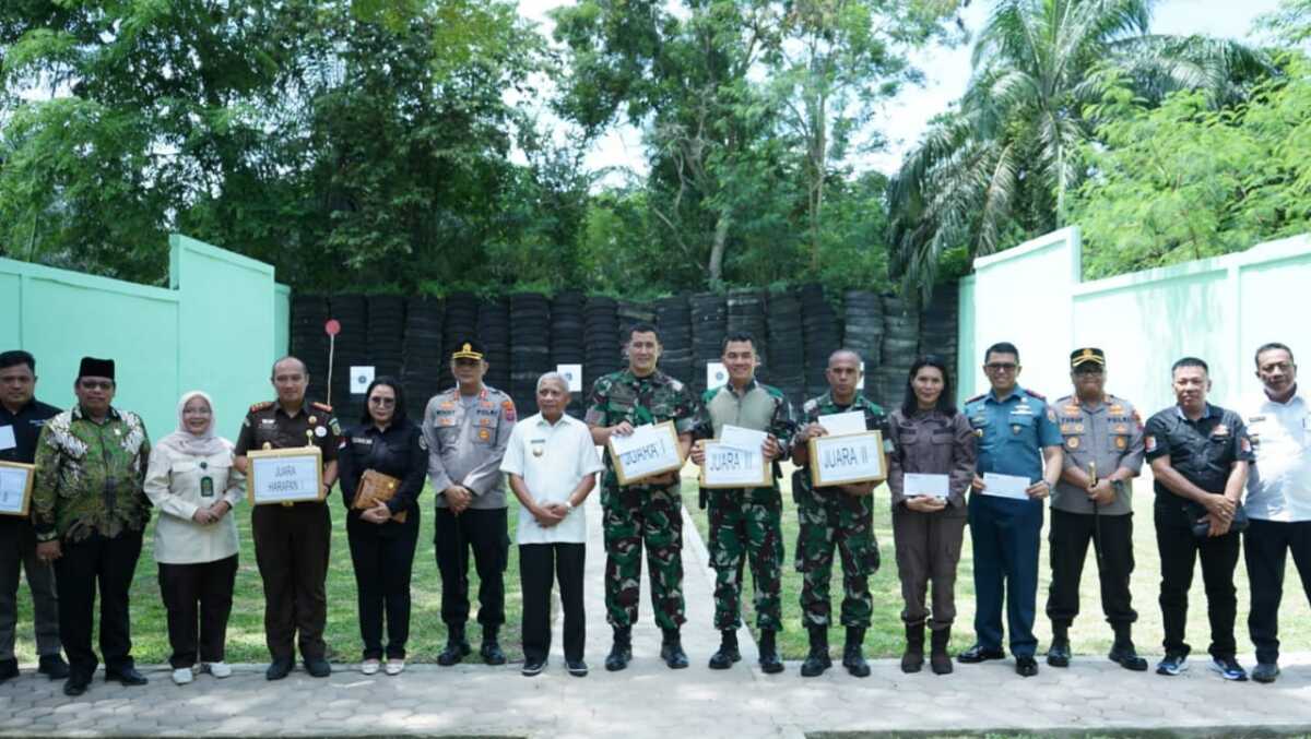 Bupati Asahan H Surya (7 kiri) berfoto bersama sejumlah pejabat dan pengurus Falcon Shooting (FSC) usai dilantik di Aula Pandawa Kodim 0208/Asahan, Rabu (24/5/2023). (JurnalTerkini.id/rizki)