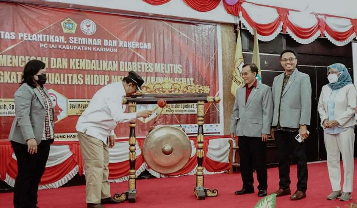 Wakil Bupati Karimun Anwar Hasyim memukul gong membuka seminar yang merupakan rangkaian dari acara pelantikan PC Ikatan Apoteker Indonesia (IAI) Kabupaten Karimun di Gedung Nasional, Tanjung Balai Karimun, Sabtu (27/5/2023). (Dok. Prokopim Karimun)