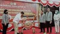 pelantikan IAI Karimun Wakil Bupati Karimun Anwar Hasyim memukul gong membuka seminar yang merupakan rangkaian dari acara pelantikan PC Ikatan Apoteker Indonesia (IAI) Kabupaten Karimun di Gedung Nasional, Tanjung Balai Karimun, Sabtu (27/5/2023). (Dok. Prokopim Karimun)