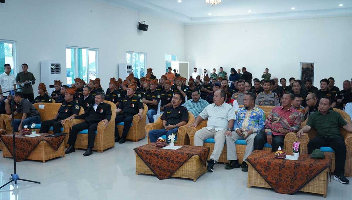 Wakil Bupati Asahan Taufik Zainal Abidin (4 kanan depan) menghadiri pelantikan Pengurus Perbakin Kota Pematang Siantar dan Kabupaten Simalungun periode 2023-2027 bertempat di Aula Makorem 022/PT, Sabtu (13/05/2023). (foto istimewa)