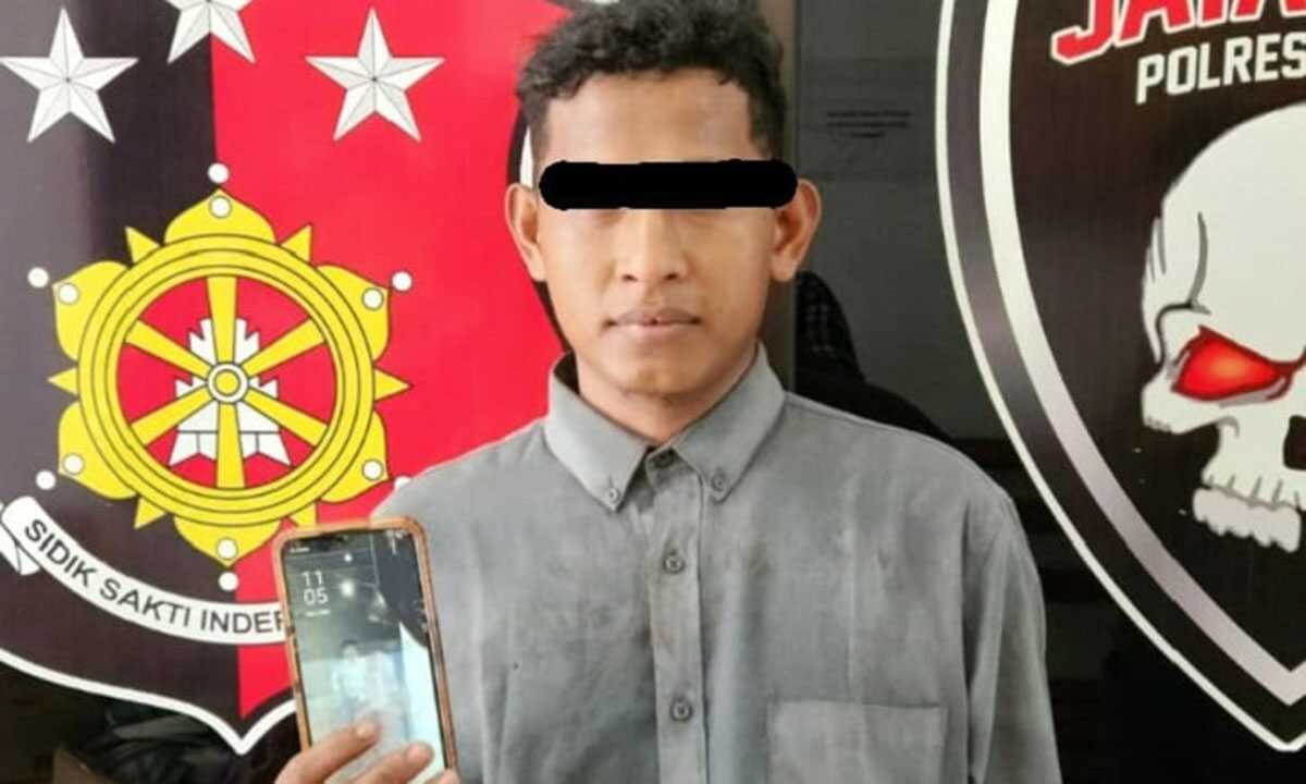 SS, tersangka berikut barang bukti HP setelah diamankan di Mapolres Asahan, Minggu (7/5/2023). (Foto istimewa)