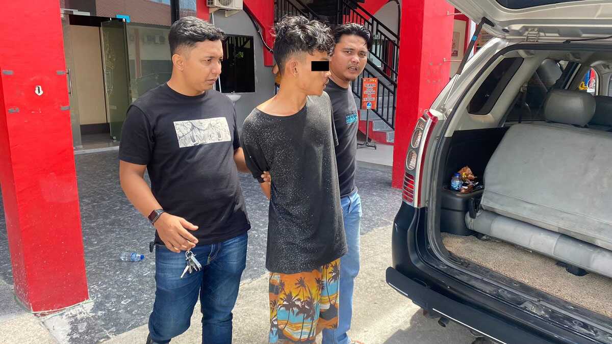 pencuri lima tkp di karimun Tersangka RA digiring Tim Srigala Satreskrim Polres Karimun usai ditangkap di sebuah rumah kost di Jl Pelipit, Kalibaru, Sei Lakam, Kecamatan Karimun, Selasa (23/5/2023). (Dok. Humas Polres Karimun)