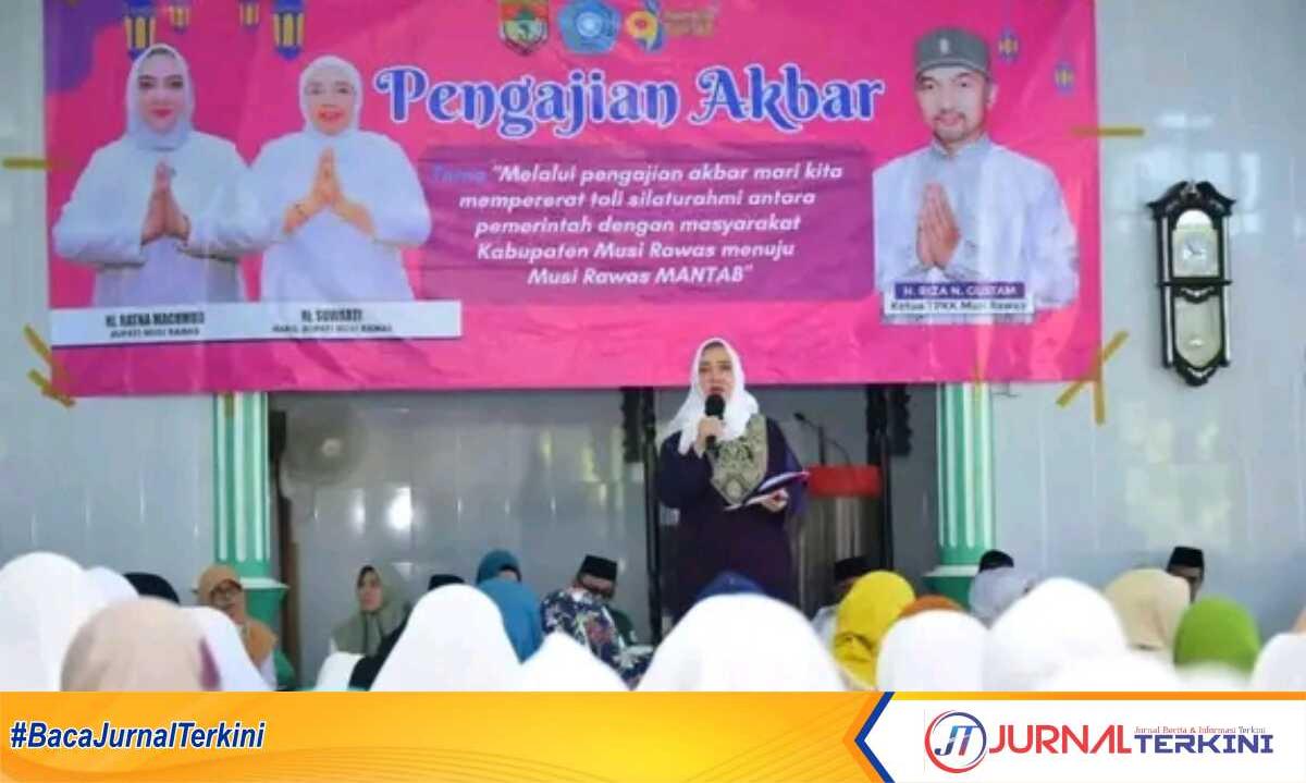 Bupati Musi Rawas Hj Ratna Machmud memberikan kata sambutan dalam pengajian Musi Rawas Mantab 2023 di Masjid Taqwa Desa Sadarkarya Kecamatan Purwodadi, Rabu (17/5/2023). (JurnalTerkini.id/Alam Budi Kesuma)
