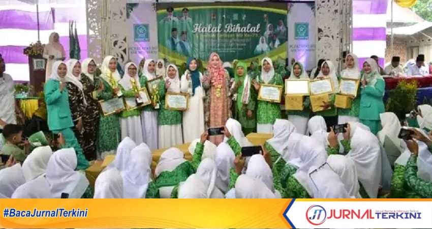 pengajian akbar musi rawas-2 Bupati Musi Rawas Hj. Ratna Machmud menghadiri Pengajian Akbar dalam rangka peringatan Hari Lahir Fatayat NU ke-73 dan Halal Bihalal 1444 H PC Fatayat NU Kabupaten Musi Rawas di Masjid Darussalam Desa Lubuk Tua Kecamatan Muara Kelingi, Kamis (18/05/2023). (JurnalTerkini.id/Alam Budi Kesuma)