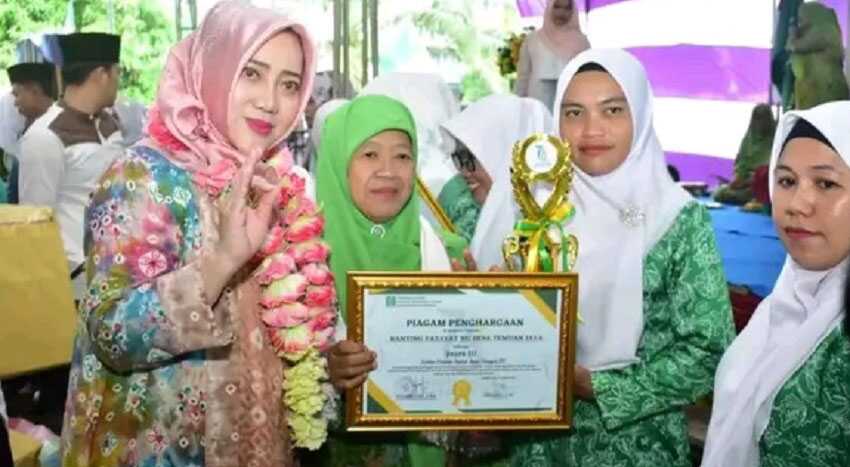 upati Musi Rawas juga berkesempatan menyerahkan hadiah lomba paduan suara mars Fatayat NU yg diselenggarakan dalam rangka peringatan Hari lahir Fatayat NU ke-73 tahun.
