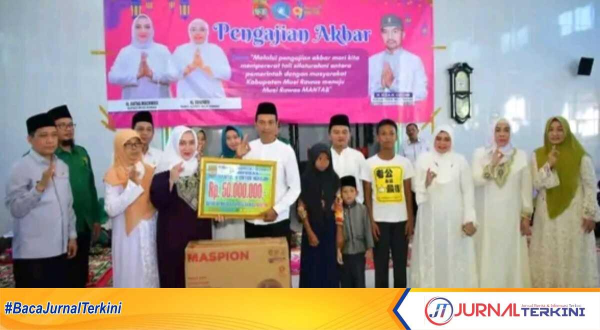 pengajian musi rawas mantap Bupati Musi Rawas Hj Ratna Machmud menyerahkan bantuan di sela pengajian Musi Rawas Mantab 2023 di Masjid Taqwa Desa Sadarkarya Kecamatan Purwodadi, Rabu (17/5/2023). (JurnalTerkini.id/Alam Budi Kesuma)