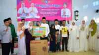 pengajian musi rawas mantap Bupati Musi Rawas Hj Ratna Machmud menyerahkan bantuan di sela pengajian Musi Rawas Mantab 2023 di Masjid Taqwa Desa Sadarkarya Kecamatan Purwodadi, Rabu (17/5/2023). (JurnalTerkini.id/Alam Budi Kesuma)