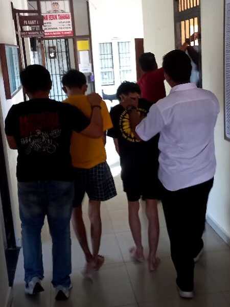 Dua dari tiga tersangka digiring ke ruang penyidik Satresnarkoba Polres Bintan. (Dok Humas Polres Bintan)