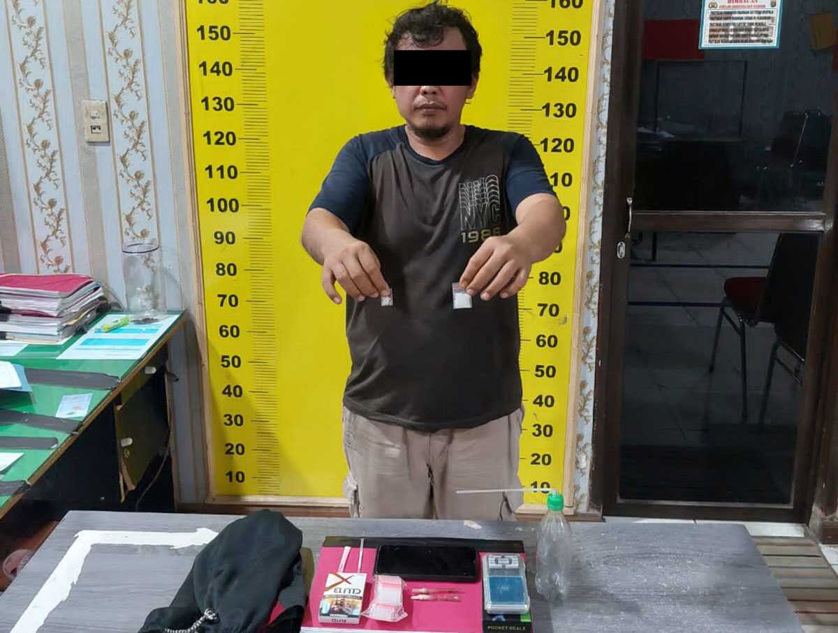 pengedar sabu di asahan Tersangka B beserta barang bukti di ruang penyidik Satresnarkoba Polres Asahan, Senin (22/5/2023). (foto Dok Polres Asahan)