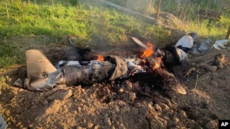 Pecahan proyektil Rusia ditembak jatuh oleh sistem pertahanan udara Ukraina, terlihat setelah serangan malam di wilayah Kyiv, Ukraina, 18 Mei 2023. (Kantor Pers Polisi Ukraina via AP )