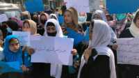 Para perempuan Afghanistan melakukan aksi demonstrasi untuk memrotes larangan Taliban bagi perempuan untuk bekerja, di Kabul, Afghanistan (foto: dok VOA).