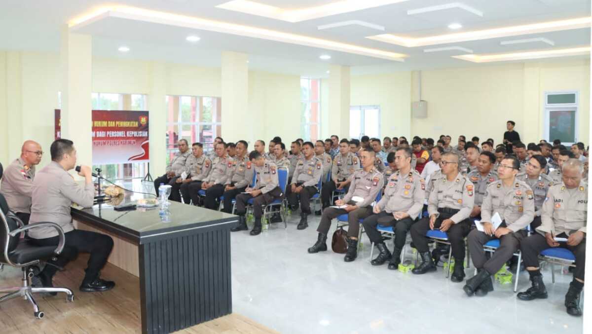 100 Polisi RW mendapat pelatihan dan pembekalan dari Kapolres Karimun AKBP Ryky W Muharram di Mapolres Karimun, Jumat (19/5/2023). (Dok. Humas Polres Karimun)