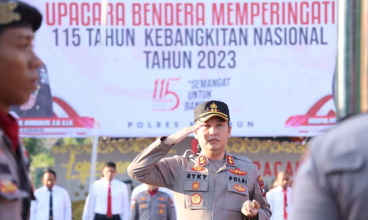 polres karimun apel hari kebangkitan nasional Kapolres Karimun AKBP Ryky W Muharram hormat bendera ketika memimpin upacara peringatan Hari Kebangkitan Nasional ke-115 di Mapolres Karimun, Senin (22/5/2023). (Dok. Humas Polres Karimun)