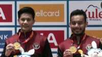 Pebulu tangkis ganda putra Indonesia Pramudya Kusumawardana (kanan) dan Yeremia Erich Yoche Yacob Rambitan memegang.medali emas. (pbbsimedan)