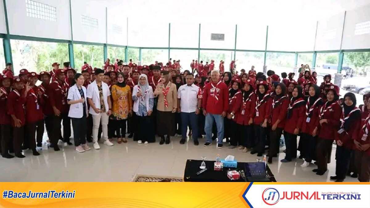 Ketua PKK TP Kota Lubuklinggau, Hj Yetti Oktarina Prana berfoto bersama usai mengisi materi di Raimuna Daerah (Raida) Vlll Kwartir Gerakan Pramuka Sumsel tahun 2023 di Bumi Perkemahan Silampari Kota Lubuklinggau, Jumat (19/5/2023). (jurnal Terkini/alam budi kesuma)