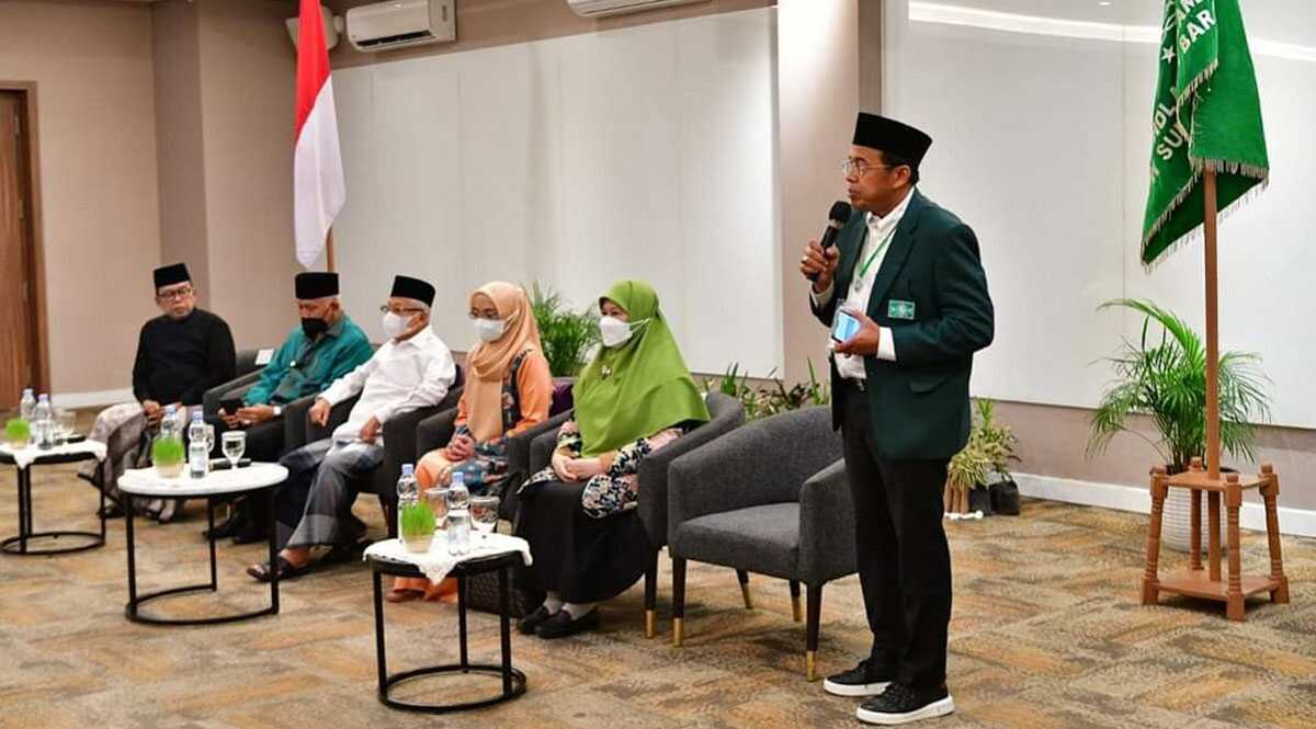 Ketua Tanfidziyah Pengurus Wilayah Nahdlatul Ulama (PWNU) Sumatera Barat Ganefri menyampaikan laporan kepada Wakil Presiden Ma'ruf Amin dalam kunjungan ke Padang, Kamis (4/5/2023) malam. (siberindo)